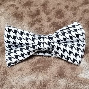 Houndstooth pattern bowtie
